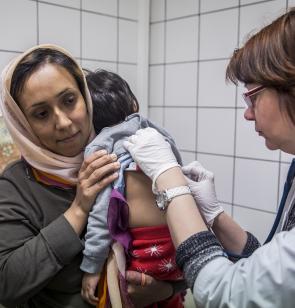 Una doctora atiende a un niño en Lesbos, Grecia